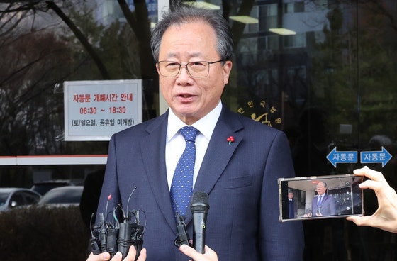 전교조 통일학교 해직 교사들을 특별 채용하도록 지시한 혐의로 기소돼 1심에서 징역 8개월에 집행유예 2년을 선고받은 김석준 부산교육감이 12일 부산 연제구 부산지법 법정을 나서며 소감을 밝히고 있다.송봉근 객원기자