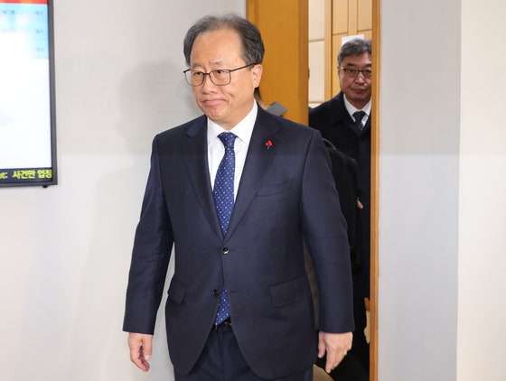 전교조 통일학교 해직 교사들을 특별 채용하도록 지시한 혐의로 기소돼 1심에서 징역 8개월에 집행유예 2년을 선고받은 김석준 부산교육감이 12일 부산 연제구 부산지법 법정을 나서고 있다.송봉근 객원기자 