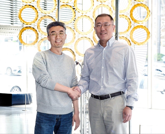 2019년 4월 현대차그룹 수석부회장이던 정의선 회장(오른쪽)이 서울 논현동 현대모터스튜디오 서울에서 송창현 당시 포티투닷 사장과 만나 모빌리티 서비스에 대해 의견을 나눈 뒤 기념촬영하고 있다.정 회장은 2021년