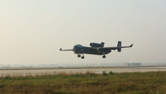 중국의 '하늘 위 항공모함' 대형 무인기 주톈의 비행 모습.사진 중국중앙방송(CC-TV) 홈페이지 캡처