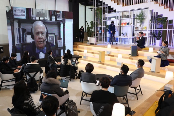 이재명 대통령(당시 더불어민주당 대선후보)가 2022년 1월 20일 서울 성동구 KT&G상상플래닛 커넥트홀에서 세계 3대 투자가 짐 로저스와 화상 대담을 하고 있다.국회사진기자단