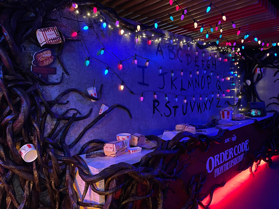 SNS 참여형 이벤트를 유도한 기묘한 이야기 팝업.김세린 기자