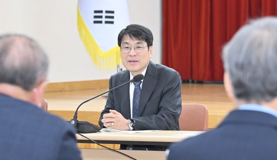 김정기 대구시장 권한대행이 지난 11일 간부회의에서 발언하고 있다.사진 대구시