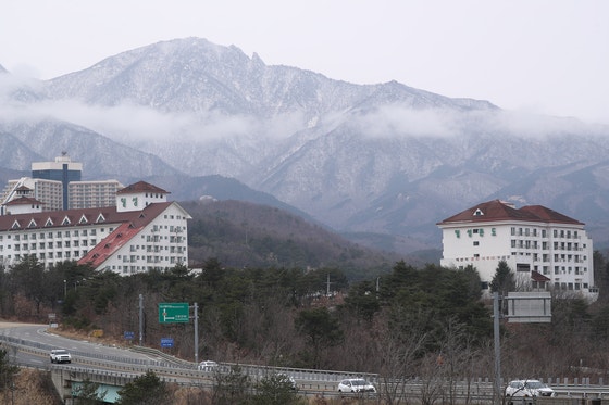 '<b>대설</b>' 없었지만 '빙판' 찾아온다…비 내린 서울 살얼음 <b>주의보</b>
