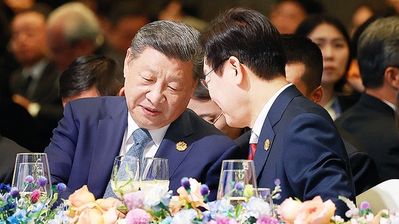 이재명 대통령이 10월 31일 경북 경주시 라한셀렉트호텔에서 열린 2025 아시아태평양경제협력체(APEC) 정상회의 갈라만찬에서 시진핑 중국 국가주석과 대화하고 있다.연합뉴스