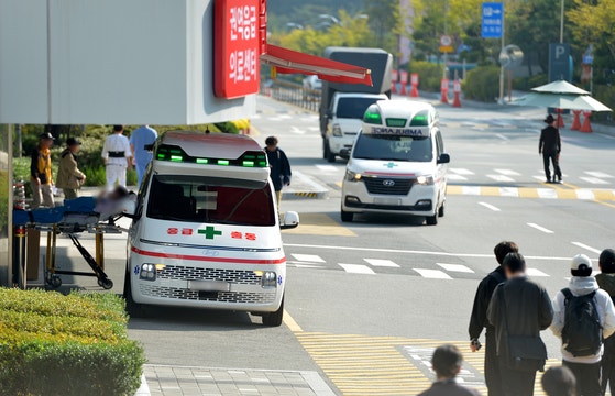 지난 10월 20일 오후 대전의 한 대학병원 응급실 앞에 환자를 이송한 구급차가 놓여 있다.위 사진은 기사 내용과 무관.김성태 객원기자