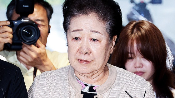 서울 종로구 KT광화문빌딩의 민중기 특별검사팀 사무실에 통일교 한학자 총재가 출석하고 있다.연합뉴스