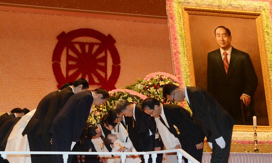 2012년 경기도 가평군 설악면 송산리 청심평화월드센터에 마련된 문선명 통일교 총재 빈소에서 참배객들이 조문하고 있다.중앙포토