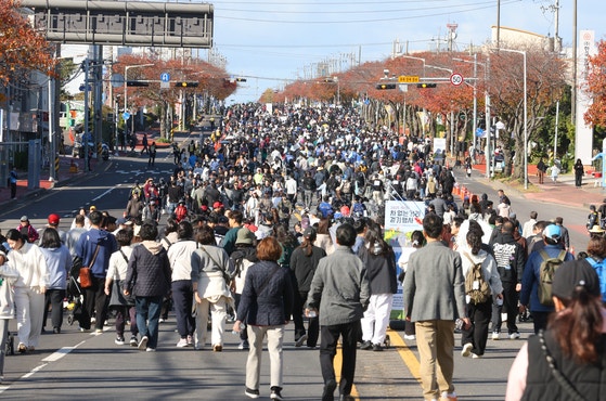 지난달 30일 제주시 연삼로 일대에서 열린 제주도 주최 2025 제2회 차 없는 거리 걷기 행사 참가자들이 차량 통행이 통제된 도로를 걷고 있다.연합뉴스
