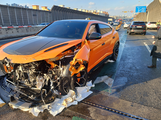 인천대로 람보르기니 중앙선 넘어 포르쉐랑 쾅! 기름유출까지 ㄷㄷ