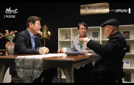 이재명 대통령이 지난 4월 대선 후보 시절 유시민 작가와 대담하고 있다.노무현재단 유튜브