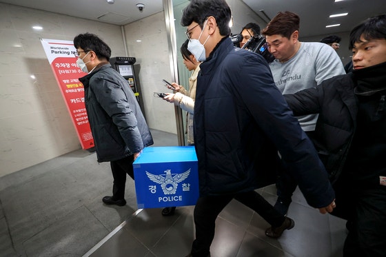 경찰이 대규모 개인정보 유출 사태를 빚은 쿠팡을 상대로 강제수사에 나선 9일 오후 서울 송파구 쿠팡 본사 사무실에서 압수수색을 마친 경찰들이 압수품을 옮기고 있다.뉴스1