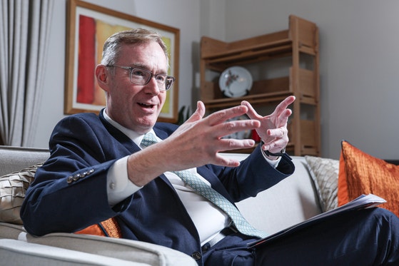 콜린 크룩스 주한영국대사가 지난 10일 오후 서울 중구 주한영국대사관에서 중앙일보와 인터뷰하고 있다.김경록 기자.