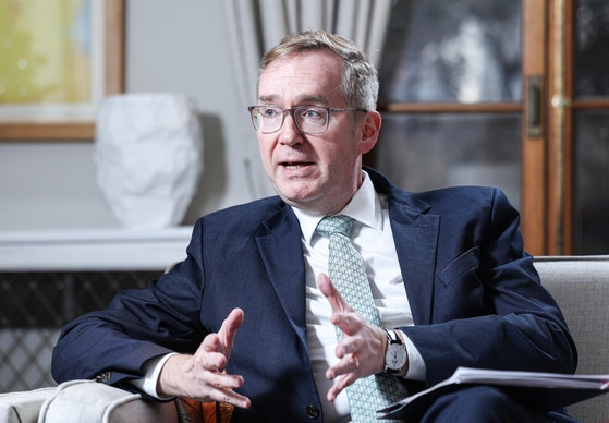 콜린 크룩스 주한영국대사가 지난 10일 오후 서울 중구 주한영국대사관에서 중앙일보와 인터뷰하고 있다.김경록 기자