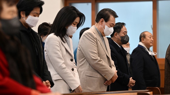윤석열 대통령과 김건희 여사가 2022년 12월 25일 서울 성북구 영암교회에서 성탄절 예배를 드리고 있다.사진 대통령실