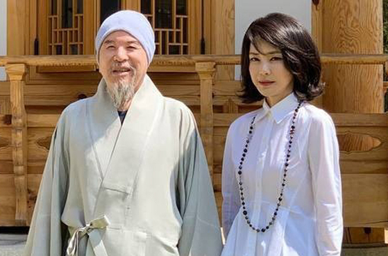 김건희 여사가 2022년 4월 26일 서울 강남구 봉은사를 방문해 전 조계종 총무원장인 자승 스님과 기념촬영을 하고 있다.김건희 여사 측 제공