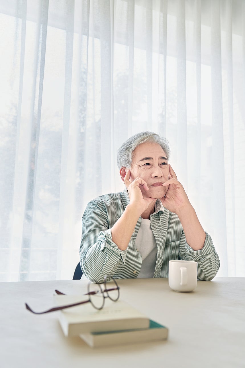 기억력 저하를 겪은 사람이라면 평소 수면·운동·식사에 신경 쓰고 두뇌 건강에 도움 되는 기능성 성분을 챙겨 먹는 게 좋다. 출처: Gettyimagesbank