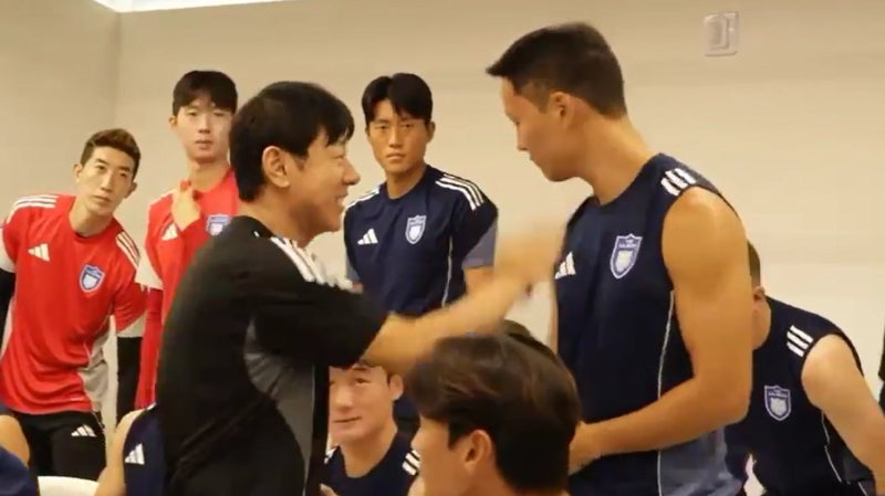 [단독] 발 밟고 "귀머거리냐"… 따귀 논란 신태용, 폭행 더 있었다