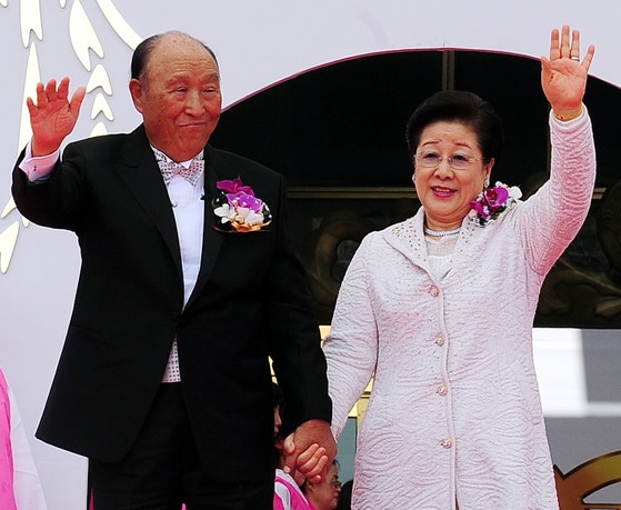 통일교에서 문선명 총재와 한학자 총재는 '참부모'라고 부른다.'완전한 아담'과 '완전한 하와'라는 :뜻이다.문 총재는 한국과 일본을 아담과 하와에 빗대서 표현하기도 했다.중앙포토