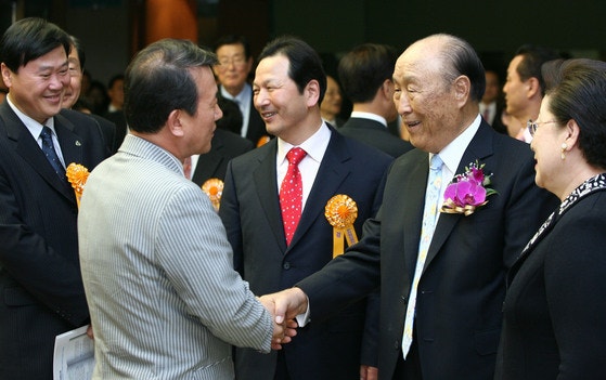 문선명 총재는 아담 국가인 한국과 하와 국가인 일본을 하나로 맺어야 한다고 했다.이를 위해 한일 해저터널이 필요하다고 했다.중앙포토 