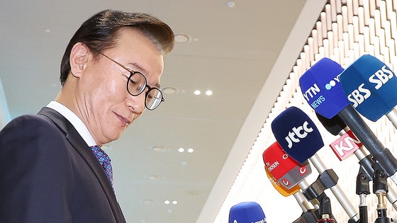 통일교로부터 금품을 수수했다는 의혹이 제기된 전재수 해양수산부 장관이 입장을 밝히고 있다.뉴시스