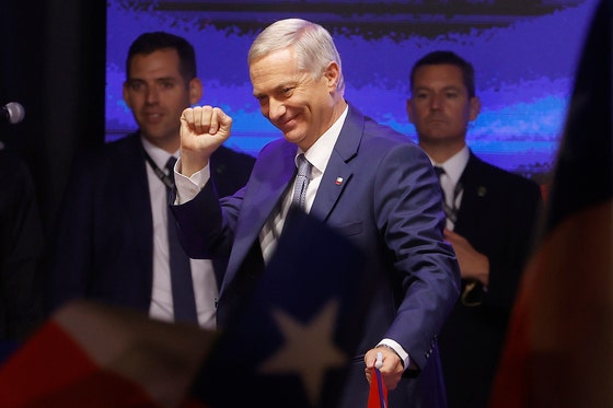 14일(현지시간) 칠레 산티아고에서 호세 안토니오 카스트(59) 대통령 당선인이 승리 연설을 하고 있다.EPA=연합뉴스