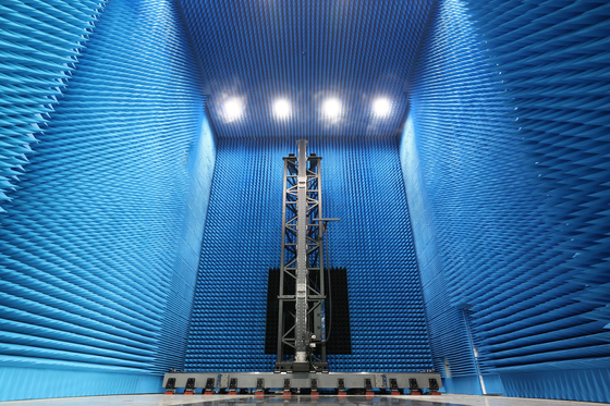 한화시스템 구미사업장에서 천궁-II 다기능레이다(안테나군) 성능을 테스트하기 위한 설비 모습.사진 한화시스템