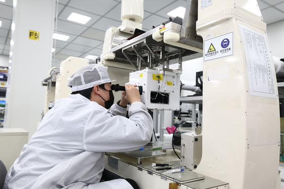 한화시스템 구미사업장 직원이 K2 전차장 조준경의 주간 광학 및 레이저 정렬 작업을 하고 있다.사진 한화시스템 