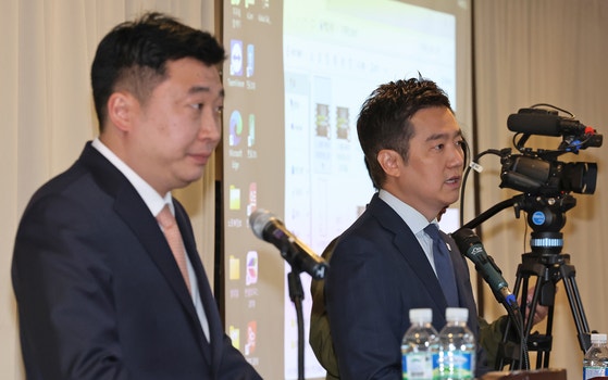 김세의 가로세로연구소 대표와 故김새론 유족 법률대리인 부지석 변호사가 지난 5월 7일 배우 김수현 관련 기자회견을 하고 있다.뉴스1