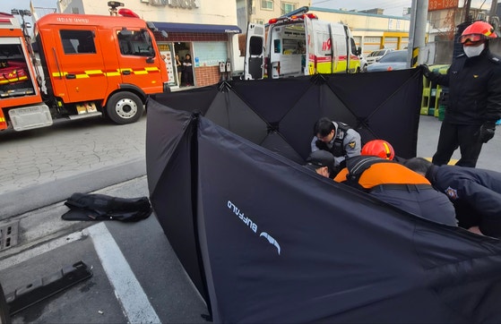 대전의 한 마트에서 차량에 깔린 50대 주부를 시민들이 합을 합쳐 구해낸 사고 현장.사진 대전소방본부