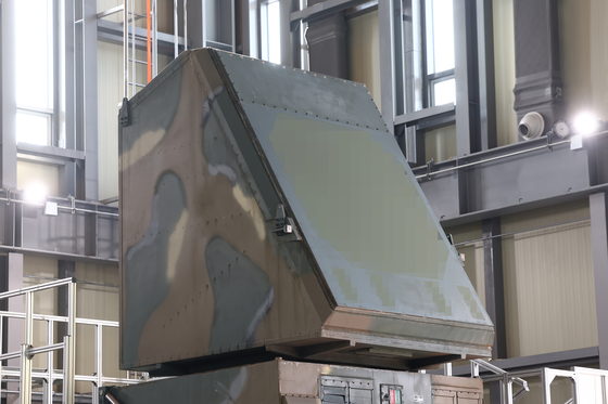 한화시스템 구미사업장에서는 중거리 지대공 유도무기‘천궁’에 탑재된 다기능레이다 유닛의 분해·업그레이드·재조립·시험 운용이 원스톱으로 가능하다.[사진 한화시스템]