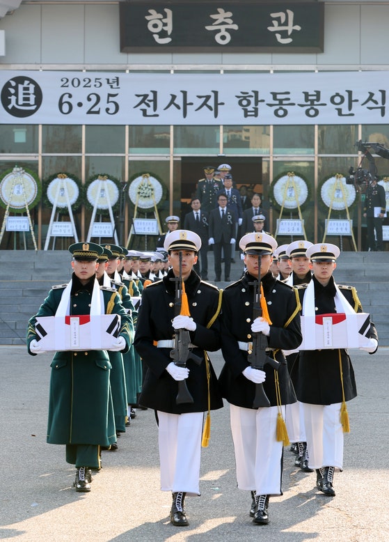 [사진] “편히 잠드소서” 6·25 무명용사 합동 봉안식