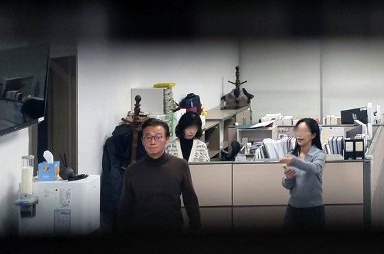 [사진] 압수수색 지켜보는 전재수