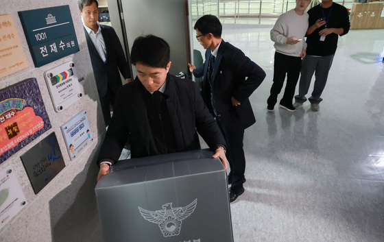 15일 국회의원회관 내 전재수 전 해양수산부 장관 사무실에서 통일교 금품 수수 의혹과 관련해 압수수색을 마친 경찰 관계자들이 나오고 있다.연합뉴스