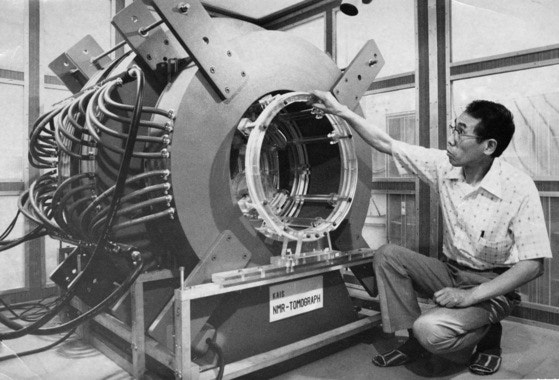 조장희 박사가 한국과학기술원(KAIST)에서 MRI(핵자기공명 단층촬영기)를 점검하고 있다.중앙포토