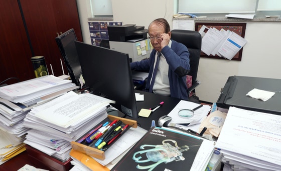 뇌과학자 조장희의 연구실.각종 서류와 우편물이 책상에 쌓여 있다.강정현 기자