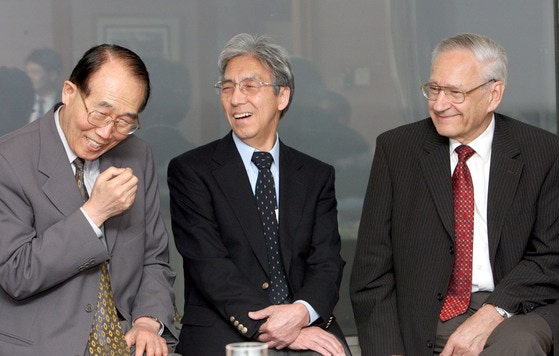 왼쪽부터 조장희,fMRI를 발명한 오가와 세이지 박사,MRI를 개발한 공로로 노벨화학상을 받은 리처드 R.에른스트 박사.중앙포토