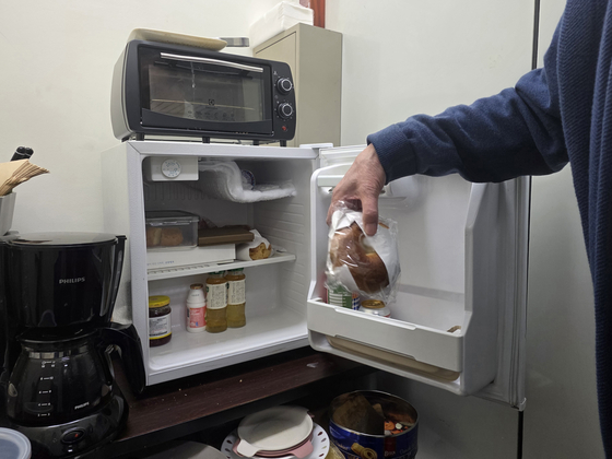 조장희의 냉장고.매일 아침 사 온다는 베이글이 가장 먼저 눈에 띈다.서지원 기자