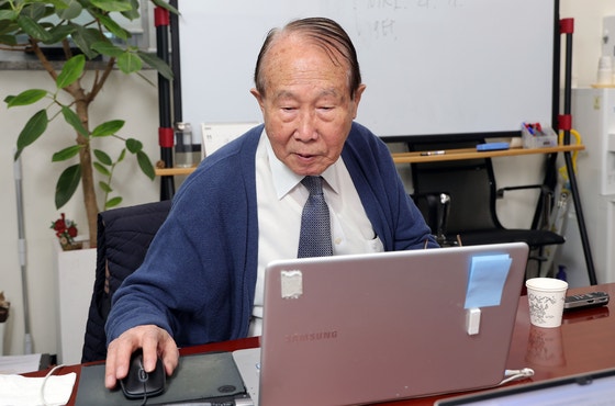 조장희가 연구실에서 노트북으로 작업하는 모습.강정현 기자