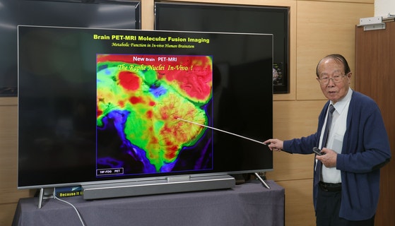 조장희가 직접 준비한 프레젠테이션 자료를 가리키며 설명하는 모습.강정현 기자