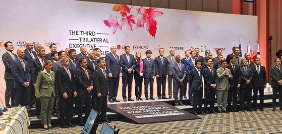 지난 10월 15일 일본 도쿄 게이단렌(經團連·일본경제단체연합회) 회관에서 열린 한미일 경제대화에서 참석자들이 기념 촬영하고 있다.이날 행사에는 정의선 현대차그룹 회장,이재용 삼성전자 회장,조현준 효성그룹 