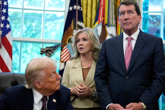 도널드 트럼프 미국 대통령이 지난 9월 15일 테네시주를 지역구로 둔 빌 해거티(오른쪽) 상원의원과 마샤 블랙번 상원 의원을 초청해 대미 투자 성과와 관련한 공개 논의를 진행했다.AP=연합뉴스