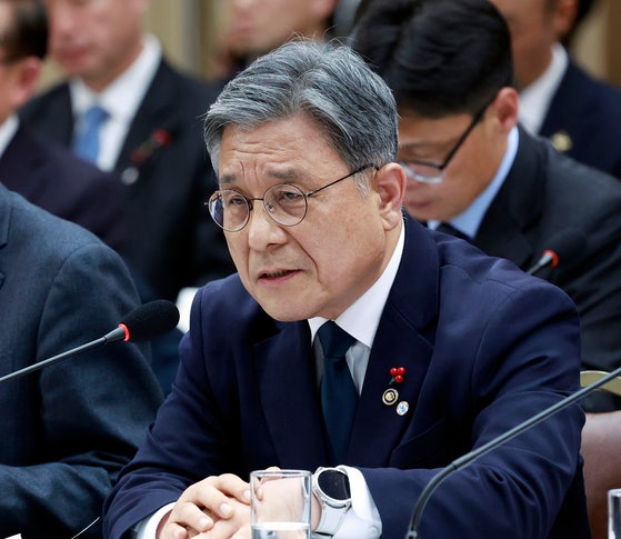 허민 국가유산청장이 16일 정부세종컨벤션센터에서 이재명 대통령에게 업무보고를 하고 있다.사진 대통령실통신사진기자단