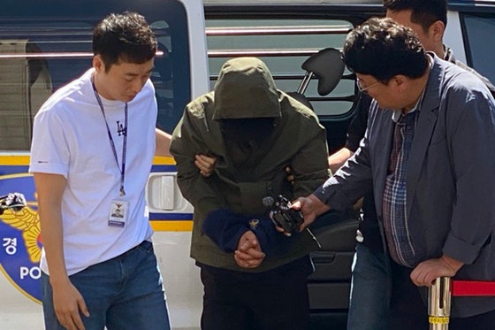 생활고를 비관해 처자식을 살해한 혐의로 체포된 지모(49) 씨가 지난 6월 4일 오전 광주지방법원에서 열린 구속 전 피의자 심문(영장실질심사)에 출석하고 있다.연합뉴스