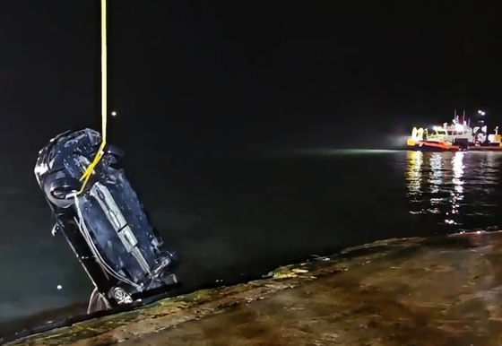 지난 6월 2일 오후 전남 진도군 임회면 진도항 인근 해상으로 빠진 일가족 탑승 차량이 인양되고 있다.연합뉴스