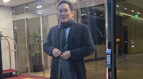 이재용 삼성전자 회장이 지난 15일 일주일간의 미국 출장 일정을 마치고 서울 강서구 김포공항을 통해 입국하고 있다.[연합뉴스]