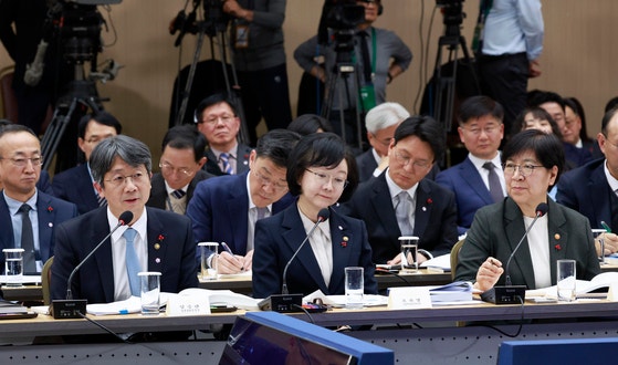 임승관 질병관리청장이 16일 세종시 정부세종컨벤션센터에서 열린 보건복지부(질병관리청)·식품의약품안전처 업무보고에서 발언하고 있다.이재명 대통령은 이날 탈모와 비만 치료에 대한 건강보험 적용 검토를 지시했다.앞줄 