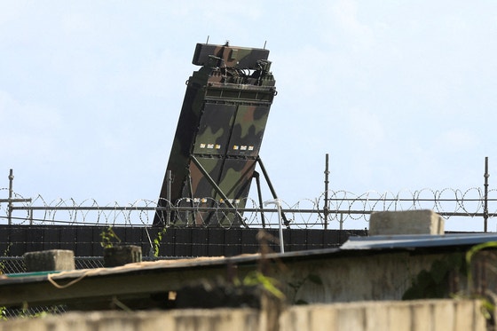 트리니다드토바고 로빈슨 국제공항에 설치된 미국 레이더.베네수엘라는 이 레이더 설치 등 미국의 활동이 자국에 대한 군사적 압박이라고 트리니다드토바고를 겨냥했다.로이터=연합뉴스