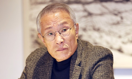 칼라문화재단의 초대 이사장으로 나선 황석영 작가.그는 최근 발표한 장편소설 『할매』를 집필한 군산을 중심으로 칼라문화재단을 운영하겠다며 지난 8월 창립총회를 열었다.변선구 사진선임기자