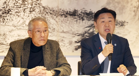 17일 열린 칼라문화재단의 사업설명 기자간담회엔 김관영 전북지사(오른쪽)도 함께했다.김 전북지사는 군산이라는 도시의 지리적 역사를 언급하며 "칼라의 출범 취지에 동의한다"고 말했다.변선구 사진선임기자